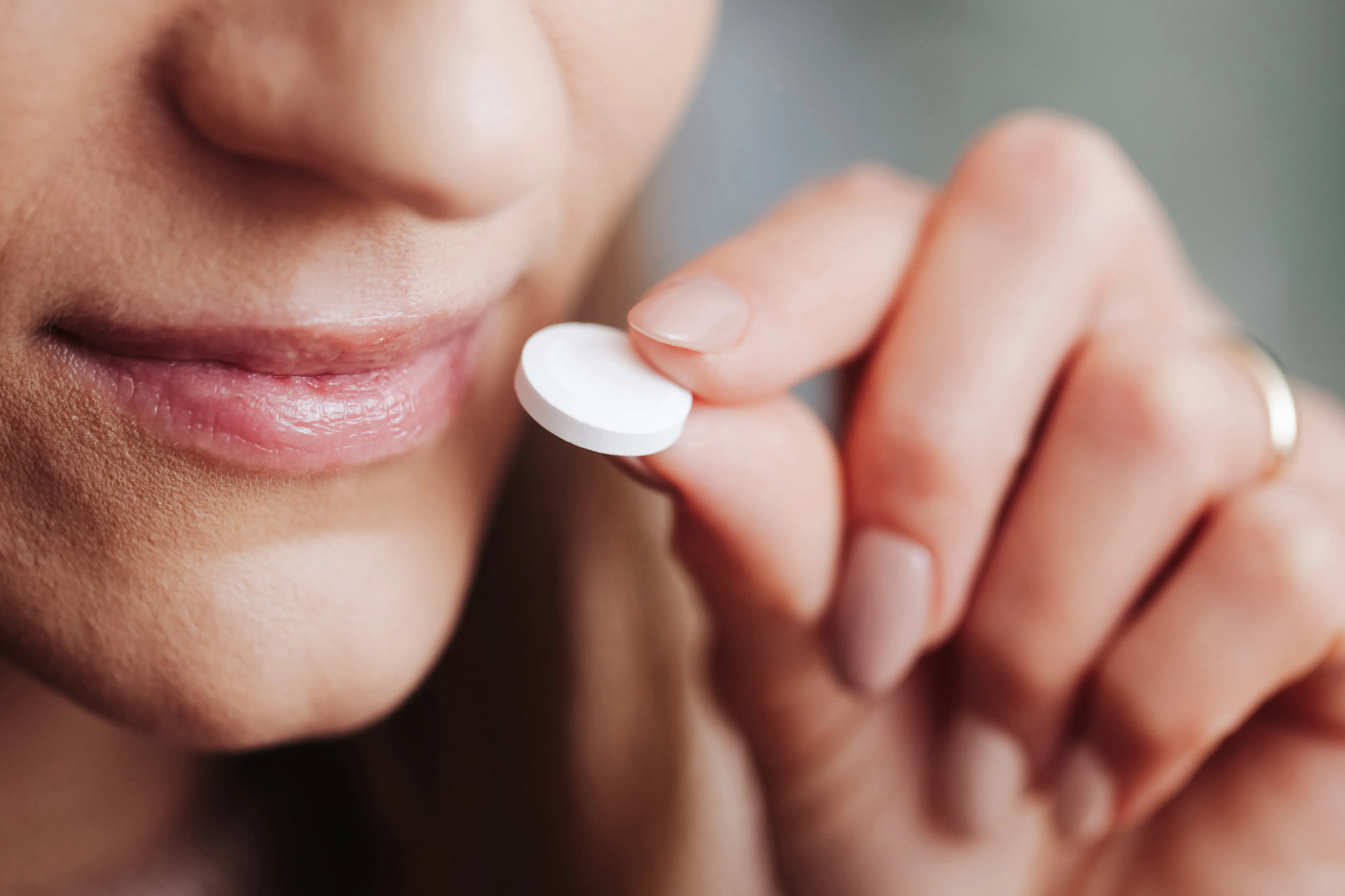 Woman_Caucasian_Pill_Mouth